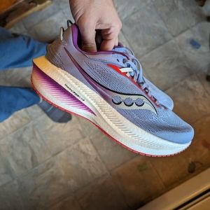 *Read description*Wms Saucony Triumph 21 sz 9